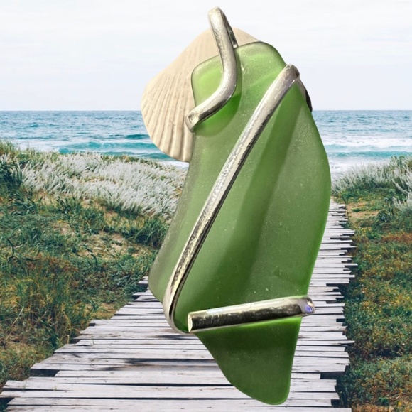 Green Pompano Beach Glass Freeform Pendant With Large Bale - Picture 1 of 3
